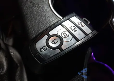 2021 Ford Mustang Ecoboost Premium Fastback z USA, uszkodzony, nr VIN 1FA6P8TH7M5105249